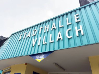 Villach, Avusturya - 17 Nisan 2025: Stadthalle Villach binası canlı renklerle modern mimariyi sergiliyor, kent tasarımı ve topluluk toplanmasını vurguluyor