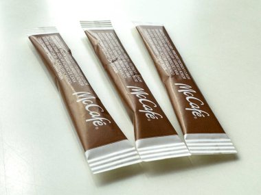 Villach, Avusturya - 17 Nisan 2025: McCafe kahve karıştırıcıları hafif bir yüzeye düzgün yerleştirilmiş, içecek keyfi ve lezzetini geliştirmek için ideal