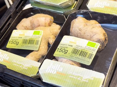 Villach, Avusturya - 17 Nisan 2025: Yemek ve sağlık yardımları için ağırlık ve fiyat belirten etiketlerle ambalajda taze zencefil kökü sergilendi