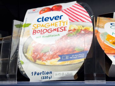 Villach, Avusturya - 17 Nisan 2025: Hızlı ve kullanışlı bir yemek deneyimi için spagetti bolonez içeren yemek çözeltisi