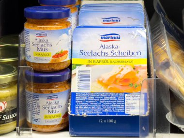 Villach, Avusturya - 17 Nisan 2025: Konserve deniz ürünleri sağlıklı yemek seçenekleri arayanlar için önemli çeşitlilik ve kolaylık sundu