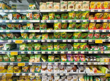 Villach, Avusturya - 17 Nisan 2025: Süpermarket raflarında çeşitli paketlenmiş gıda ürünlerinin gösterimi kolaylığı ve sağlıklı seçenekleri vurguluyor