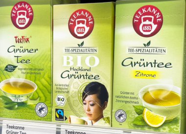 Villach, Avusturya - 17 Nisan 2025: Farklı marka ve lezzetleri vurgulayan yeşil çay paketlerinin gösterimi, sağlıklı yaşam tarzı tercihleri ve refahı vurgulanıyor