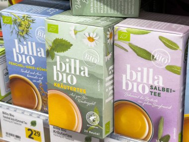 Villach, Avusturya - 17 Nisan 2025: Bitkisel çay ambalajı, refah ve gevşemeyi teşvik eden doğal tatları ve organik malzemeleri ön plana çıkarıyor