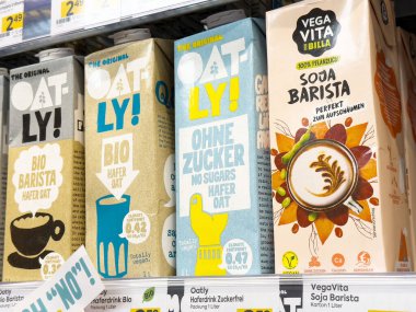 Villach, Avusturya - 17 Nisan 2025: Yulaf sütü ürünleri bitki bazlı içecek seçeneklerindeki çeşitlilik ve yaratıcılığı vurguluyor