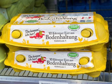 Villach, Avusturya - 17 Nisan 2025: Karton paketlemedeki organik yumurtalar, sürdürülebilir tarım uygulamalarını ön plana çıkaran bir markette belirgin bir şekilde sergilenmektedir