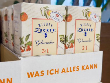 Villach, Avusturya - 17 Nisan 2025: Şeker ambalajlama kavramı aşçılar için cazip bir tasarımda lezzet ve kalitenin bir karışımını vurguluyor
