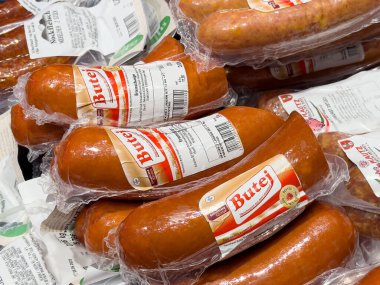 Villach, Avusturya - 17 Nisan 2025: Bir markette düzenlenen paketlenmiş sosisler mevcut et ürünlerinin çeşitliliği ve kalitesini ön plana çıkarmaktadır