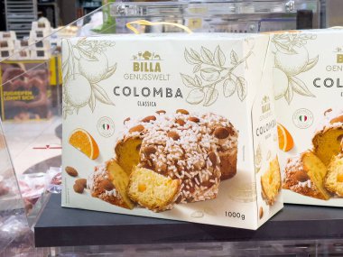 Villach, Avusturya - 17 Nisan 2025: Geleneksel İtalyan Kolombiya Pasta Paketleri Pastane ortamında badem ve portakal lezzeti gösterimi, şenlikli pişirme