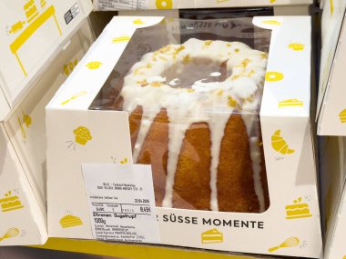Villach, Avusturya - 17 Nisan 2025: Zarifçe paketlenmiş pasta özel kutlamalar için mükemmel bir tatlı deneyimi sunar