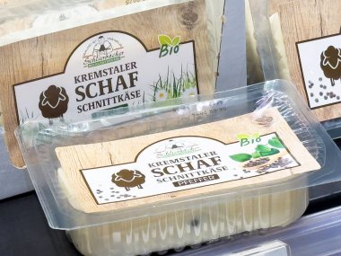 Villach, Avusturya - 17 Nisan 2025: Organik koyun peyniri ambalajı, sağlıklı beslenmeyi teşvik eden doğal bileşenleri ve sürdürülebilir uygulamaları vurguluyor