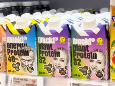 Villach, Avusturya - 17 Nisan 2025: Sağlık odaklı kişiler için enerji ve bitki protein seçeneklerini vurgulayan besin içeceği