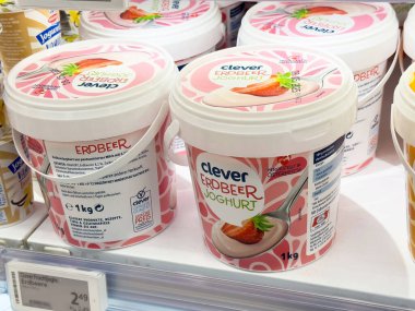 Villach, Avusturya - 17 Nisan 2025: Canlı ambalajda kremalı çilek ürünleri, mutfak zevki için hoşgörü ve lezzet çeşitliliğini vurguluyor