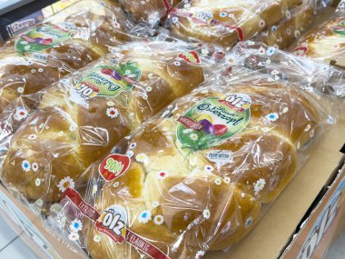 Villach, Avusturya - 17 Nisan 2025: Bir markette ambalajda sunulan fırınlanmış ekmek somunları, pişirilmiş malların kalitesini ve çeşitliliğini vurguluyor