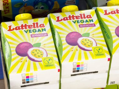 Villach, Avusturya - 17 Nisan 2025: İçecek ambalajı sağlıklı bir yaşam tarzını teşvik eden canlı bir tasarım ile tutku meyvelerinin tadını ön plana çıkarıyor