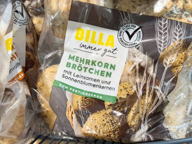 Villach, Avusturya - 17 Nisan 2025: Tam tahıllı ekmek ruloları besleyici içerikleri ön plana çıkarıyor ve gıda seçimlerinde sağlık bilincini artırıyor