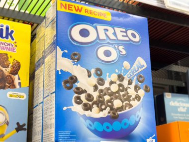 Villach, Avusturya - 17 Nisan 2025: Oreo O 'nun mısır gevreği kutusu süt lekeleri ve çikolata parçaları sergiliyor, keyifli bir kahvaltı deneyimini vurguluyor