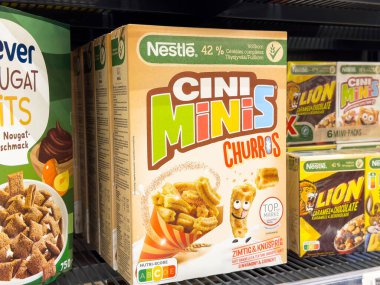 Villach, Avusturya - 17 Nisan 2025: Mısır gevreği kutusu Cini Mini Churros 'u kahvaltı keyfi için tasarlanmış çekici paketlerle sergiliyor