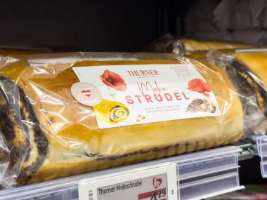 Villach, Avusturya - 17 Nisan 2025: Paketlemedeki tatlı strudel hamur işi, tatlı meraklılarına hitap eden geleneksel lezzet ve malzemeleri vurguluyor