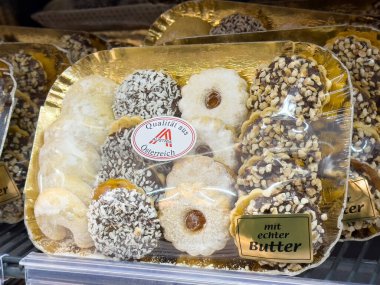 Villach, Avusturya - 17 Nisan 2025: Dekoratif bir kutuda sunulan çeşitli lezzet ve dokuları zevkli bir ikram için ön plana çıkarın