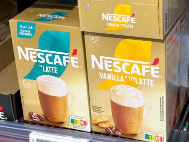Villach, Avusturya - 17 Nisan 2025: Nescafe latte ve vanilyalı latte kahve ürünleri bir rafta sergilenerek, popüler içecek seçeneklerinin altı çizildi