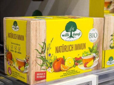 Villach, Avusturya - 17 Nisan 2025: Doğal bağışıklık ve refahı destekleyen, yaşam gücünü destekleyen ve bütünsel sağlık yoluyla daha sağlıklı bir yaşam tarzını destekleyen bitki çayı karışımı