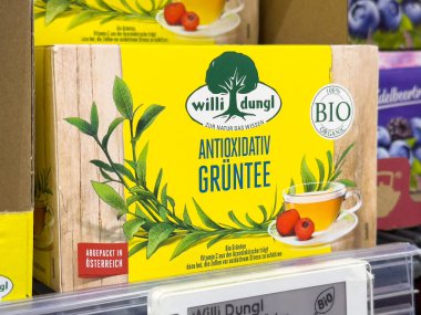 Villach, Avusturya - 17 Nisan 2025: Bitkisel çay ambalajı antioksidanların faydalarını vurguluyor, sağlığın ve doğal bileşenlerin önemini vurguluyor