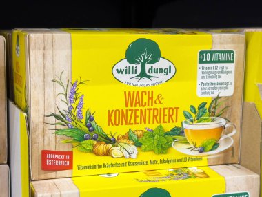 Villach, Avusturya - 17 Nisan 2025: Bitkisel çay ambalajı, refahı artırma amaçlı doğal malzemeler yoluyla odak ve konsantrasyonu vurguluyor