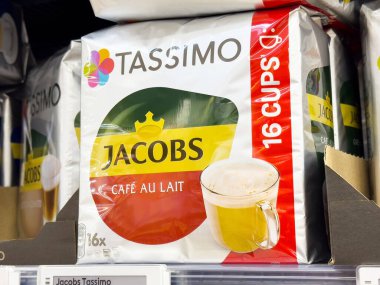 Villach, Avusturya - 17 Nisan 2025: Kahve ürünü ambalajı, hevesliler için kolaylık ve kaliteyi vurgulayan tanınmış bir markayı ön plana çıkarıyor