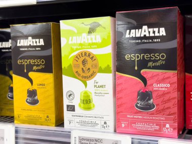 Villach, Avusturya - 17 Nisan 2025: Lavazza kahve paketleri kaliteli espresso için sürdürülebilir seçenekleri ve gezegen üzerinde olumlu etkileri vurguluyor