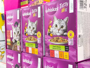 Villach, Avusturya - 17 Nisan 2025: Kedi maması ambalajı canlı bir ekranda düzenlendi, evcil hayvan besin farkındalığı için cazip grafikler sergileniyor