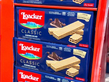 Villach, Avusturya - 17 Nisan 2025: Çıtır gofret ve çikolata dolgusu, hoşgörü konseptinin klasik wafer atıştırmalık ambalajlarının gösterimi