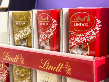 Villach, Avusturya - 17 Nisan 2025: Çikolata ambalajı Lindt ürünlerinin çeşitli lezzet ve dokularını tatlı bir zevk için ön plana çıkarıyor