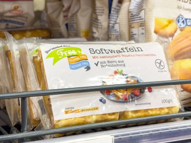 Villach, Avusturya - 17 Nisan 2025: Bir markette sergilenen bitki bazlı gıda ürünü ambalajı sağlıklı yeme seçenekleri ve sürdürülebilirliği vurguluyor