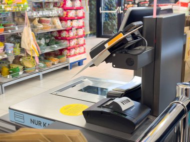 Villach, Avusturya - 17 Nisan 2025: Bir marketteki self-servis kasası, modern teknoloji ve tüketiciler için kolaylığı ön plana çıkarıyor