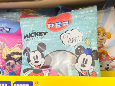 Villach, Avusturya - 17 Nisan 2025: Mickey ve arkadaşlarının parlak renklerde olduğu PEZ şeker paketleme, macera ve seyahat duygusunu teşvik