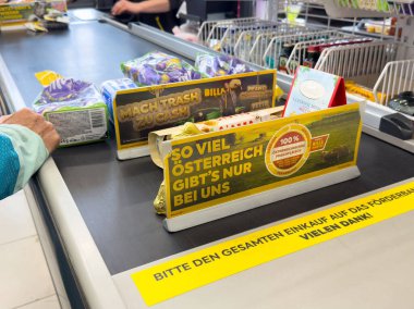 Villach, Avusturya - 17 Nisan 2025: Perakende satış ortamı tanıtım gösterileri ve odak noktasında müşteri ilişkileri ile bir çıkış deneyimi sergiliyor