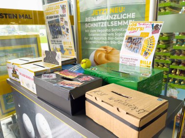 Villach, Avusturya - 17 Nisan 2025: Toplumsal katılım bağış kutuları ve sosyal sorumluluk ve desteği destekleyen bilinçlendirme girişimleriyle vurgulandı