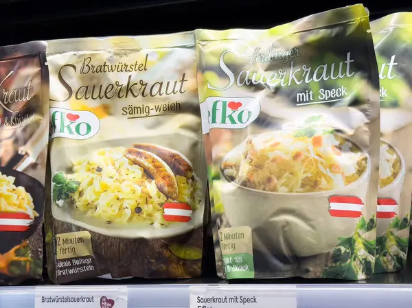 Villach, Avusturya - 17 Nisan 2025: Lahana turşusu ambalajı aşçılık ilhamı ve sağlıklı beslenme için farklı lezzet ve stilleri ön plana çıkarıyor