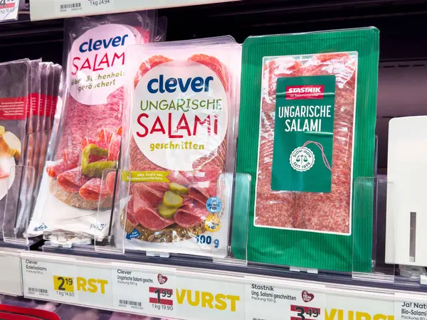 Villach, Avusturya - 17 Nisan 2025: Bir market rafına yerleştirilmiş salam ürünleri et meraklıları için farklı ambalaj ve markalaşma özelliklerini ön plana çıkarıyor