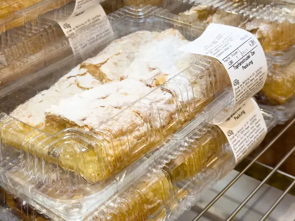 Villach, Avusturya - 17 Nisan 2025: Paketlemede pişirilen mallar geleneksel yemek tarifleri ve mutfak mirasını ön plana çıkarıyor, gıda tutkunları ve kültür severler için cazip hale geliyor