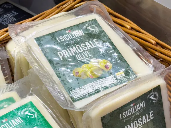 Villach, Avusturya - 17 Nisan 2025: Sepette sunulan zeytinli primosale peyniri geleneksel İtalyan süt ürünlerini ön plana çıkarıyor