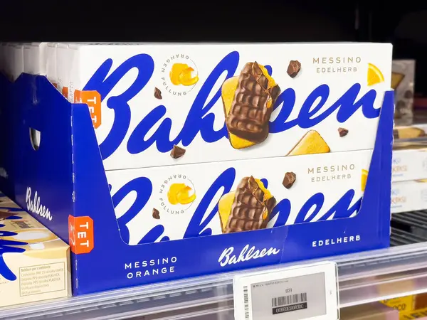 Villach, Avusturya - 17 Nisan 2025: Parlak ambalajda portakal aromalı çikolata kaplı abur cuburlar ve ikramda keyif