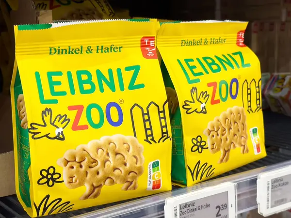 Villach, Avusturya - 17 Nisan 2025: Bir mağaza rafında hayvan şeklinde renkli kurabiyeler sergilenmesi oyuncu tasarım ve markalaşmayı ön plana çıkarıyor