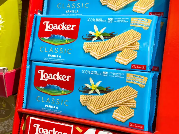 Villach, Avusturya - 17 Nisan 2025: Canlı ambalajlı vanilyalı gofret kurabiyeleri, ikramdan hoşlananlar için enfes atıştırmalıklar