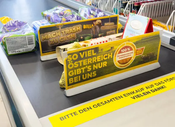 Villach, Avusturya - 17 Nisan 2025: Toplum desteği ve katılımını ön plana çıkaran yerel ürünleri ve tanıtım tabelalarını gösteren çıkış tezgahı