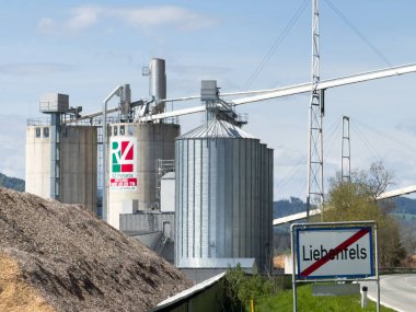 Kırsal yol yakınlarındaki sanayi tahıl ambarları ve kırsal bölgelerde liebenfels imzaları.