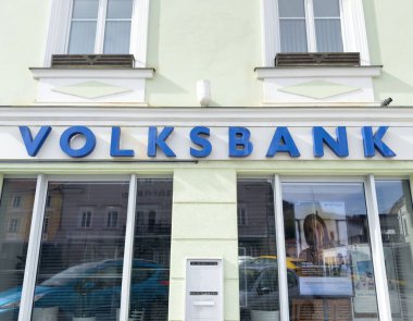 Şehir merkezindeki Volksbank binasının dış cephesinde mavi tabela ve otomatik veznedar makinesi var..