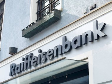 Modern bina cephesinde Raiffeisenbank dış tabelaları.