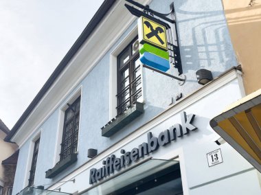 İkonik çekiç ve orak logolu Raiffeisenbank binası.